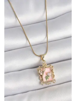 316L Çelik Gold Renk Zincir Pembe Mineli Çiçek İşlemeli Zirkon Taşlı Kelebek Detay Portre Model Kadın Kolye