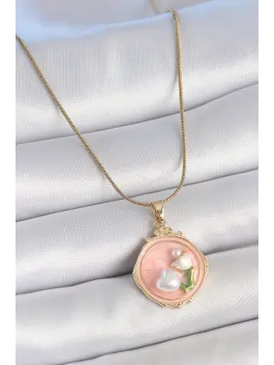 316L Çelik Gold Renk Zincir Pembe Mineli İncili Çiçek İşlemeli Portre Model Kadın Kolye