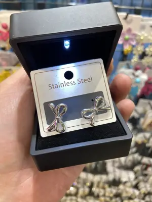 Küçük Boy Beyaz Fiyonk - Kurdele Küpe