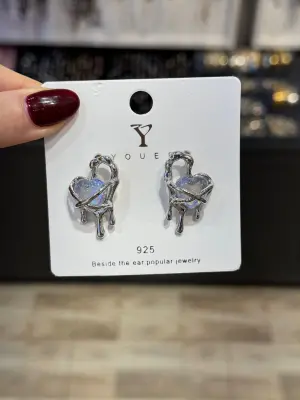 Y2K Kore Model Kalpli Sarkıntılı Küpe