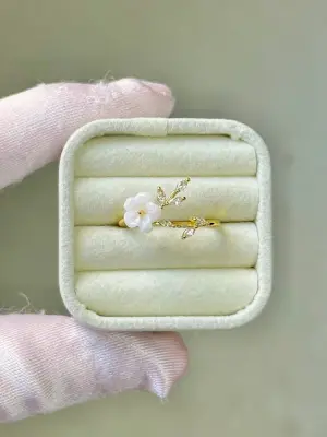 Beyaz Sedef Çiçekli Altın Kadın Yüzüğü