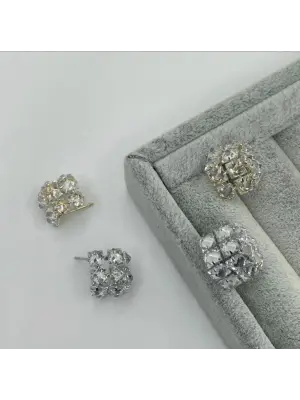 Kristal Çiçek Formlu Işıltılı Çelik Kadın Küpe