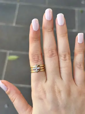 Çiçek Figürlü Üç Sıra Formlu Altın Renk Kadın Vip Çelik Yüzük