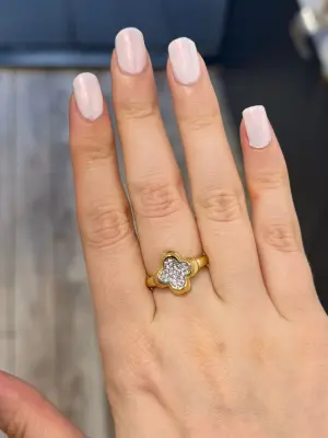 Taşlı Yonca Figürlü Klasik Form Altın Renk Kadın Çelik Yüzük