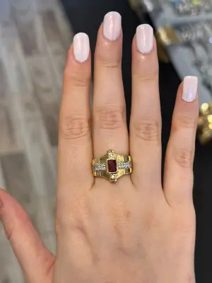 Kırmızı Taşlı Dikdörtgen Formlu Taş Detaylı Altın Renk Kadın Çelik Yüzük