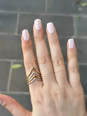 Katmanlı V Form Taş Detaylı Altın Kaplama Üçgen Kadın Vip Yüzük