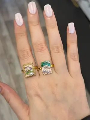 Renkli Çiçek Desenli İnci Detaylı Tablo Form Portre Model Kadın Sanat Yüzük