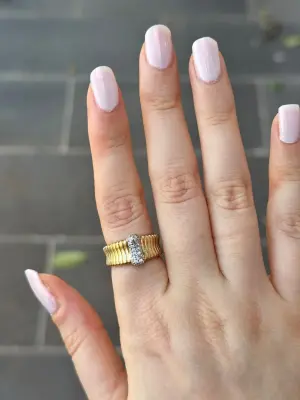 Desenli Alyans Üzeri Minik Su Yolu Taşlı Vip Yüzük