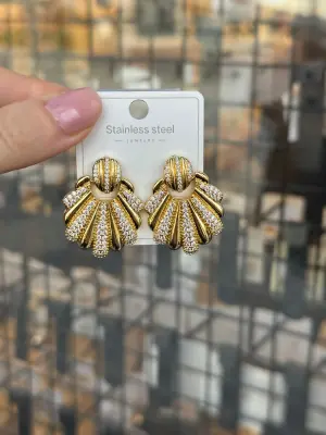 Midye Motifli İstiridye Deniz Kabuğu Detaylı Taşlı Altın Kaplama Küpe