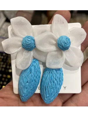 Mavi & Beyaz Renkli El Dokumalı Hasır Kumaş Çiçekli Küpe