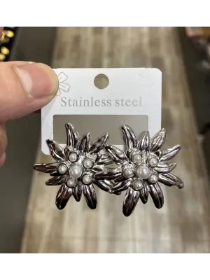 Çok İncili Çiçek Şeklinde Çelik Küpe Gümüş Renk