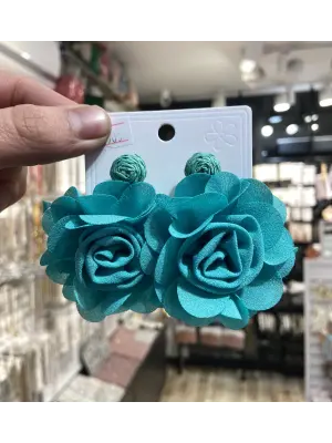 Açık Yeşil Kumaştan Yapılmış Gül Şeklinde Küpe