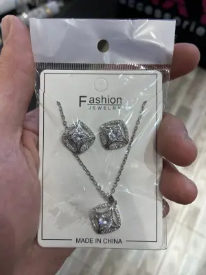 Tektaş Pırlanta Motifli Kare Model Gümüş Renk Kolye Küpe Takı Seti