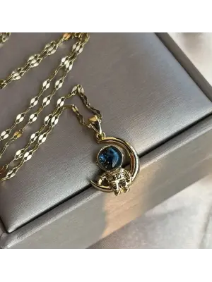 Astronot ve Ay Figürlü Altın Renk Kolye - Uzay Temalı Tasarım