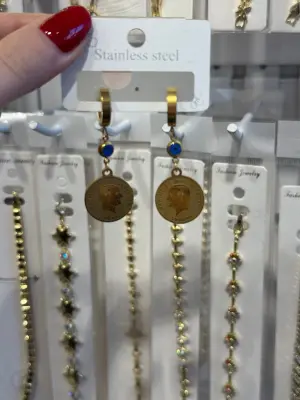 Çeyrek Altın Şeklinde Nazar Boncuklu Çelik Küpe