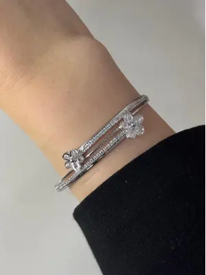 Çiçekli Taş Detaylı Gümüş Kelepçe Bilezik