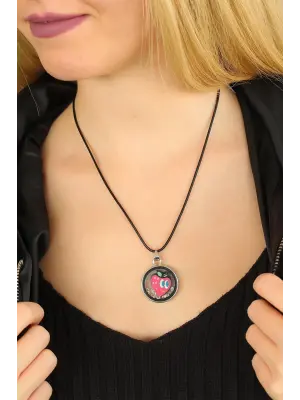 Çilek Figürlü Siyah Deri İpli Bayan Kolye