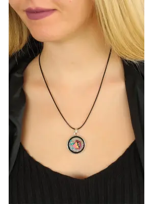 Dudak Figürlü Deri İpli Bayan Kolye