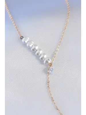 Gold Renk Çiçek Figür İnci Boncuklu Zirkon Taş Detay Sallantı Model Kadın Kolye