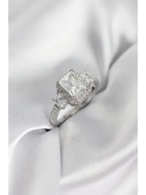 Gümüş Renk Kare Baget Zirkon Taşlı Tek Taş Model Kadın Yüzük