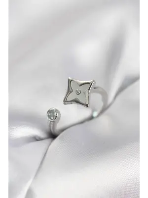 Gümüş Renk Köşeli Yonca Model Zirkon Taşlı Kadın Yüzük