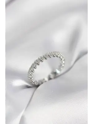 Gümüş Renk Sıralı Zirkon Taşlı Model Kadın Yüzük