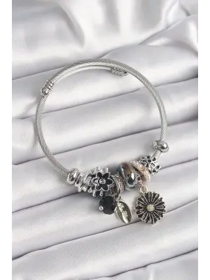 Gümüş Renk Siyah Renk Çiçek Figür İnci Detay Charm Bileklik