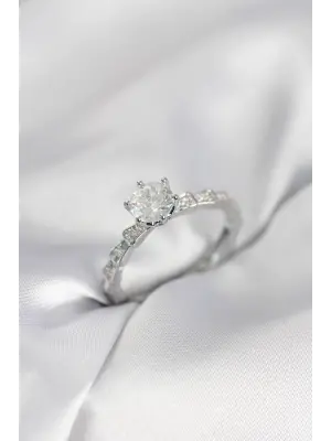 Gümüş Renk Zirkon Taşlı Tek Taş Model Kadın Yüzük