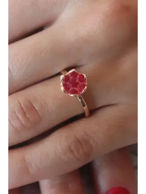 Kırmızı Lotus Çiçek Figür Altın Çelik Yüzük