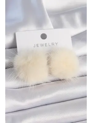 Krem Renk Tüylü Ponpon Model Çelik Küpe