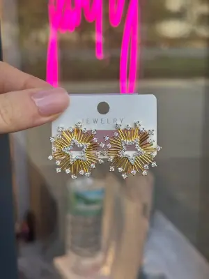 Ortası Yıldızlı Madalyon Şeklinde Taşlı Altın Küpe