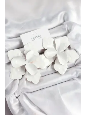 Pirinç Beyaz Çiçek Model Kadın Küpe