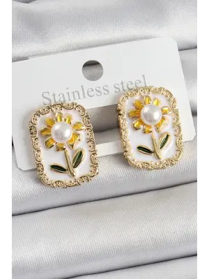 Pirinç Beyaz Mineli Papatya Figürlü Sanatsal Portre Model Gold Renk Kadın Küpe