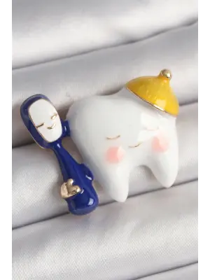 Pirinç Gold Renk Gülen Beyaz Diş Mavi Diş Fırçası Model Kadın Broş