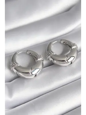  Gümüş Halka Model İşlemeli Detay Çelik Küpe