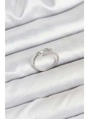 Pirinç Gümüş Renk Kalpli Detaylı Zirkon Taşlı Kadın Yüzük