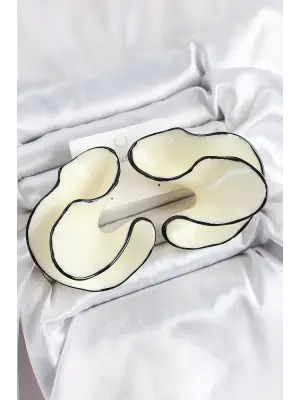 Siyah Çizgi Detaylı Krem Renk Kemik Model Kadın Küpe