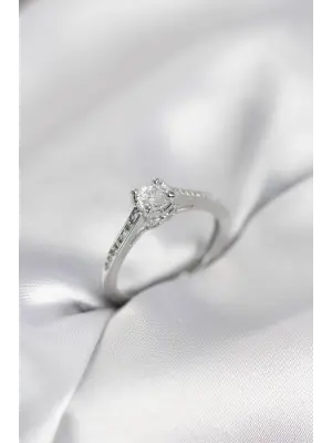 Tek Taş Gümüş Renk Zirkon Taşlı Model Kadın Yüzük