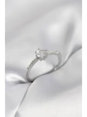 Tek Taş Model Gümüş Renk Zirkon Taşlı Kadın Yüzük