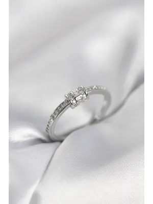 Zirkon Taşlı Gümüş Renk Pirinç Kadın Yüzük