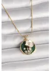 316L Çelik Gold Renk Beyaz Çiçek İşlemeli İnci Detaylı Yeşil Portre Model Kadın Kolye