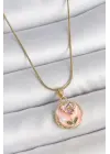 316L Çelik Gold Renk Zincir Pembe Minimal Çiçek İşlemeli İnci Detay Portre Model Kadın Kolye