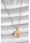 316L Çelik Gold Renk Zincir Pembe Renkli Çiçek İşlemeli İnci Detay Portre Model Kadın Kolye