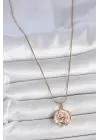316L Çelik Gold Renk Zincir Pembe Renkli Çiçek İşlemeli İnci Detay Portre Model Kadın Kolye