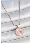 316L Çelik Gold Renk Zincir Zirkon Taşlı Pembe Mineli Çiçek İşlemeli İnci Detay Portre Model Kadın Kolye