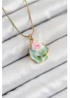 316L Çelik Zincir Zirkon Taşlı Pembe ve Yeşil Sanatsal Portre Gül Figürlü Beşgen Model Gold Renk Kadın Kolye