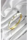 Mineli Pirinç Beyaz Çiçek Desenli Zirkon Taşlı Gold Renk Kadın Kelepçe (çap 60 mm)