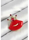 Zirkon Taşlı Kraliçe Taç Detaylı 3D Kırmızı Dudak Figürlü Gold Renk Kadın Broş