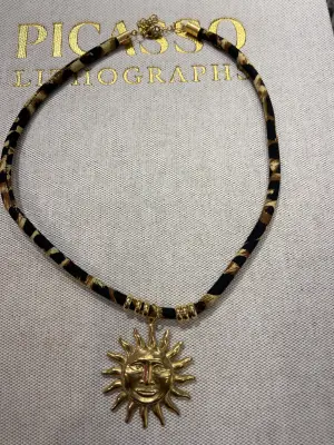 Leopar Desenli İp Zincirli Altın Güneş Kolye