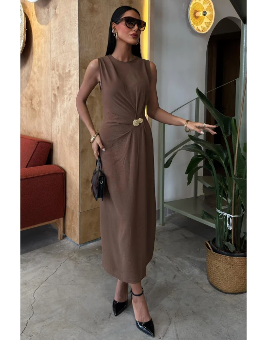 Beli Büzgülü Aksesuar Detaylı Uzun Elbise